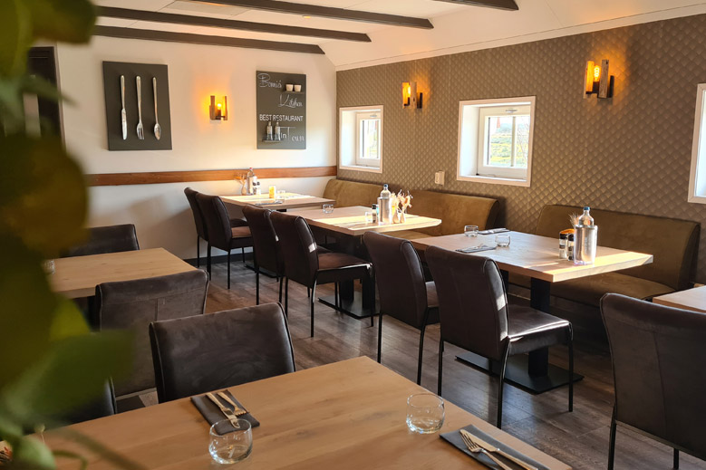 rij-tafels-in-restaurant